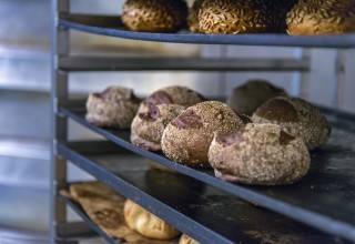 grove brød på ovnshyller