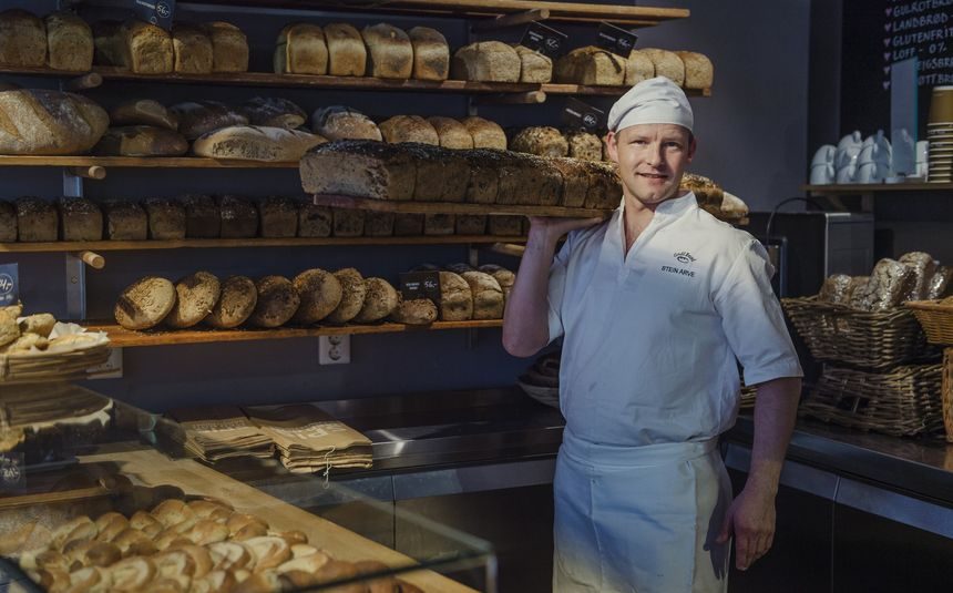 baker holder brett med brød