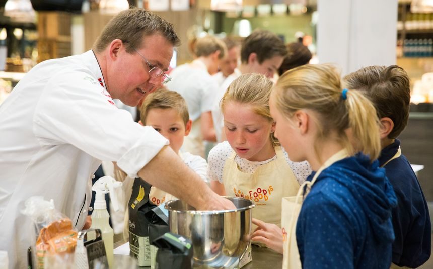 Landslagsbaker Knut Hammeren med finalelag fra skolekonkuransse i 2015