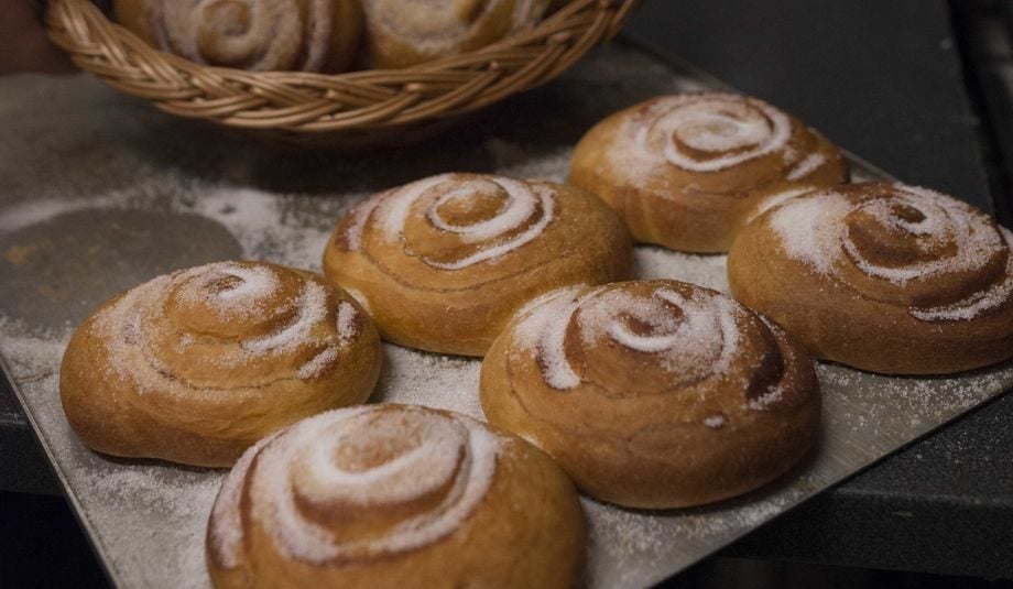 Baker Brun Skillingsbolle Med Nøtter