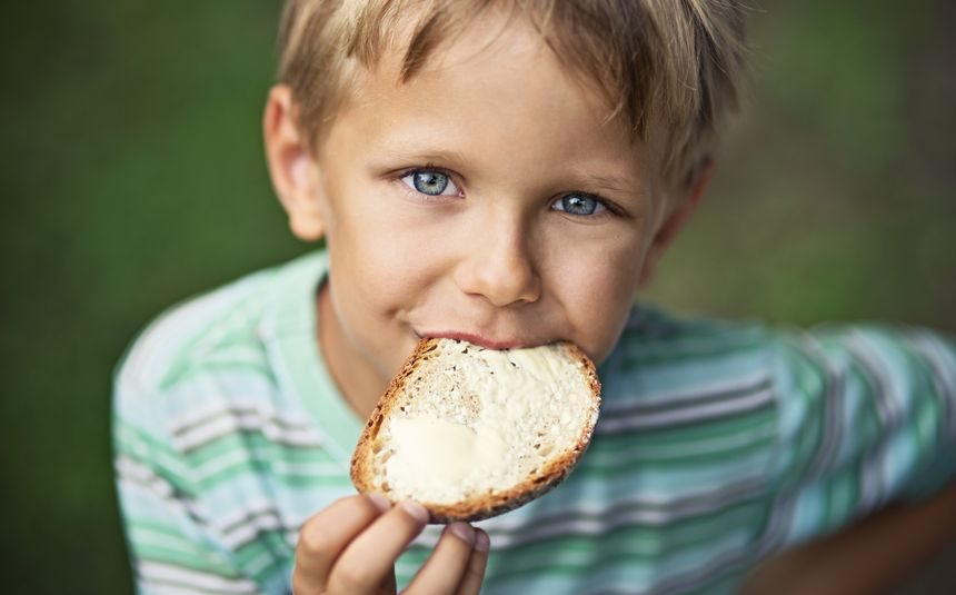 gutt spiser brød med smør