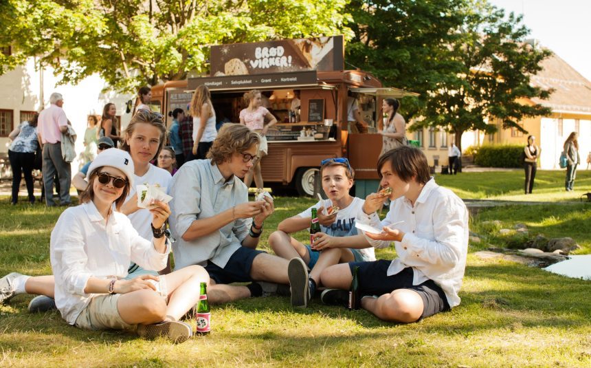 ungdom foran food truck