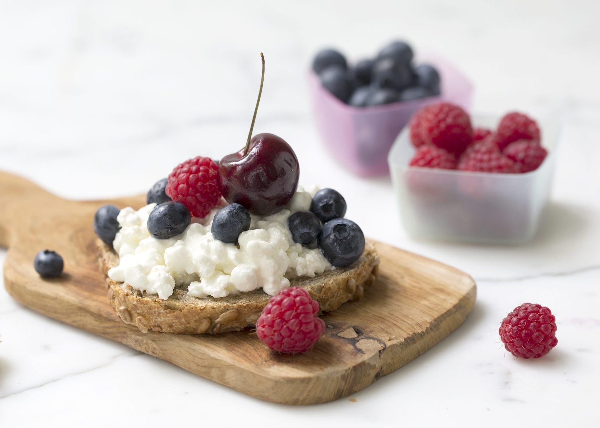 Bær og cottage cheese skive • Oppskrift • Brodogkorn.no