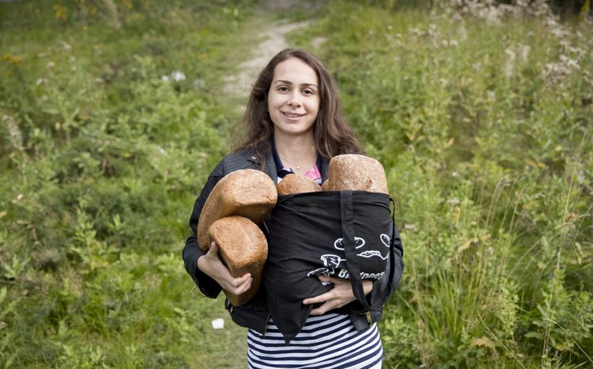 Ebru med favnen full av brød