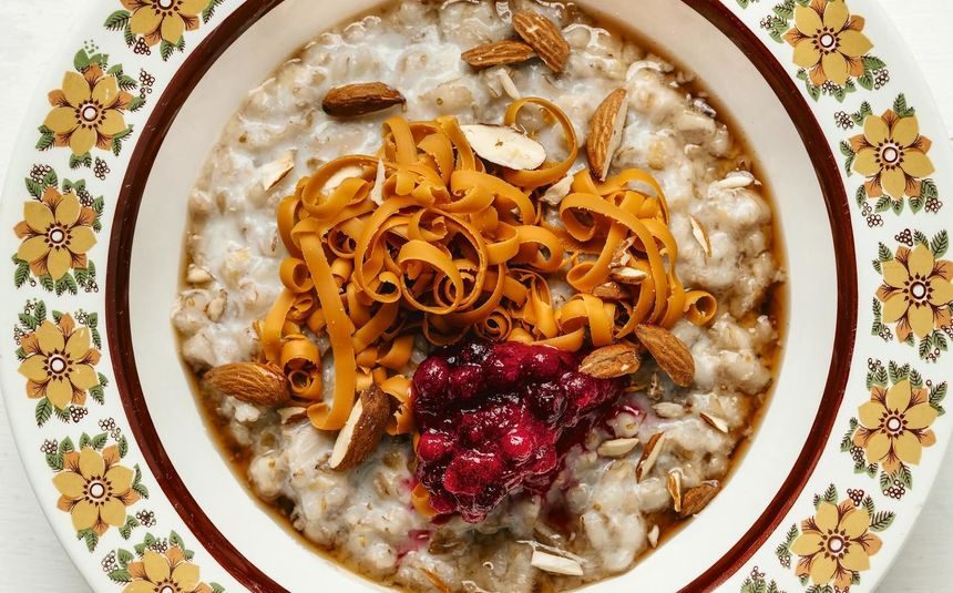 setergrøt med brunost og tyttebær