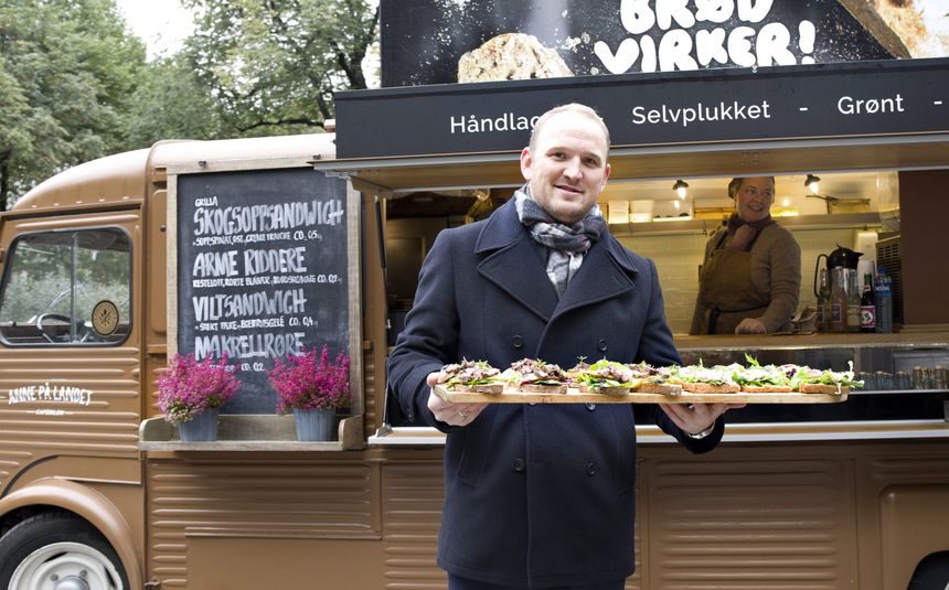 Jon Georg Dale foran mattruck med klimasmarte skiver