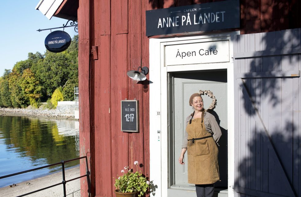 anne-pa-landet-onsker-velkommen-til-cafeen