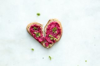 Brød med rødbethummus