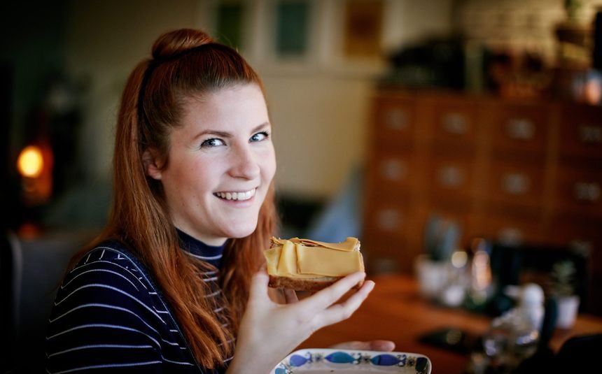 Ragnhild spiser brød med brødost