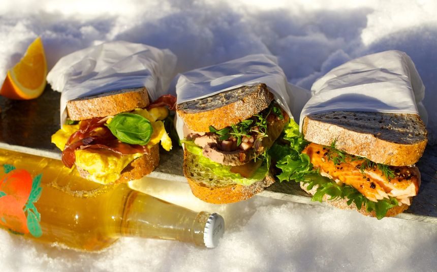 Smørbrød med spekeskinke og eggerøre, leverpostei og bacon og varmløkt pepperlaks