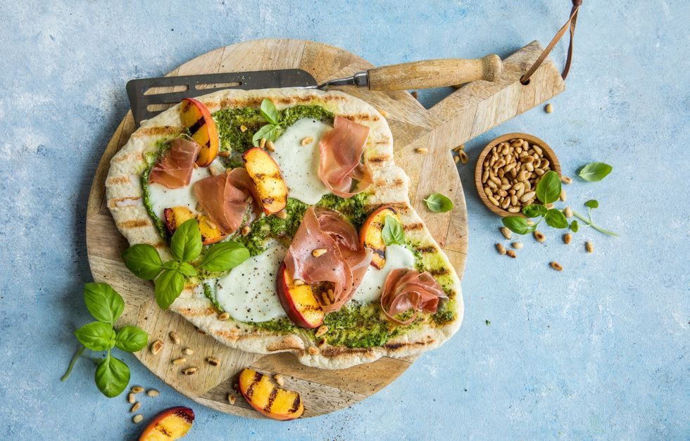 Grillet pizza med spekeskinke og fersken