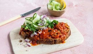 Brødskive med makrell i tomat