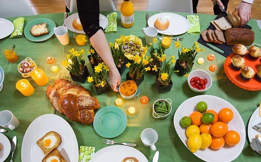 Bord dekket til frokost i påsken