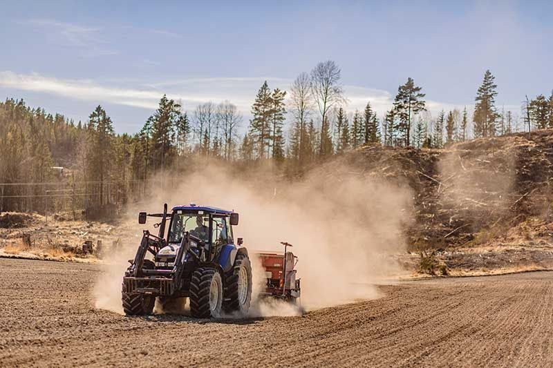 Traktor på jorde i våronna
