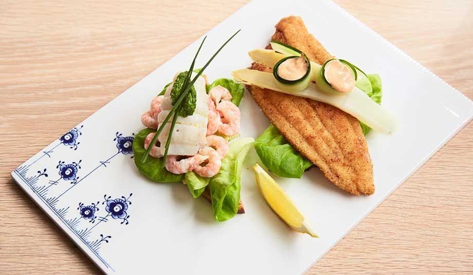 Smørbrød med reker og panert flyndre