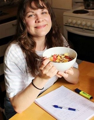 Student Amanda Saxhaug med mat til hjemmeeksamen