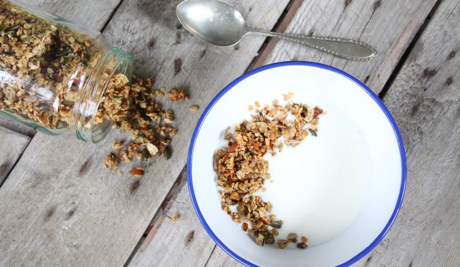 Rask hjemmelaget granola • Oppskrift • Knasende sprø