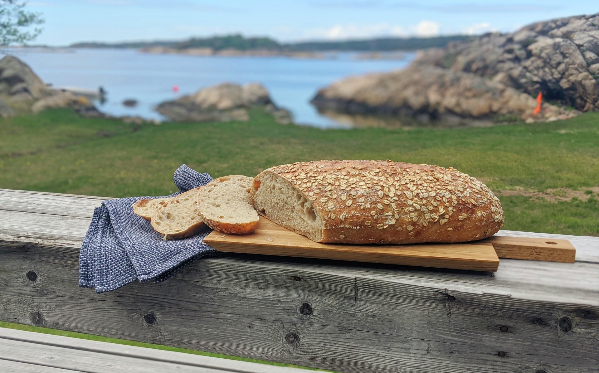 Surdeigsbrød med havre