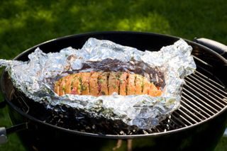 Pull-apart-brød på grillen.