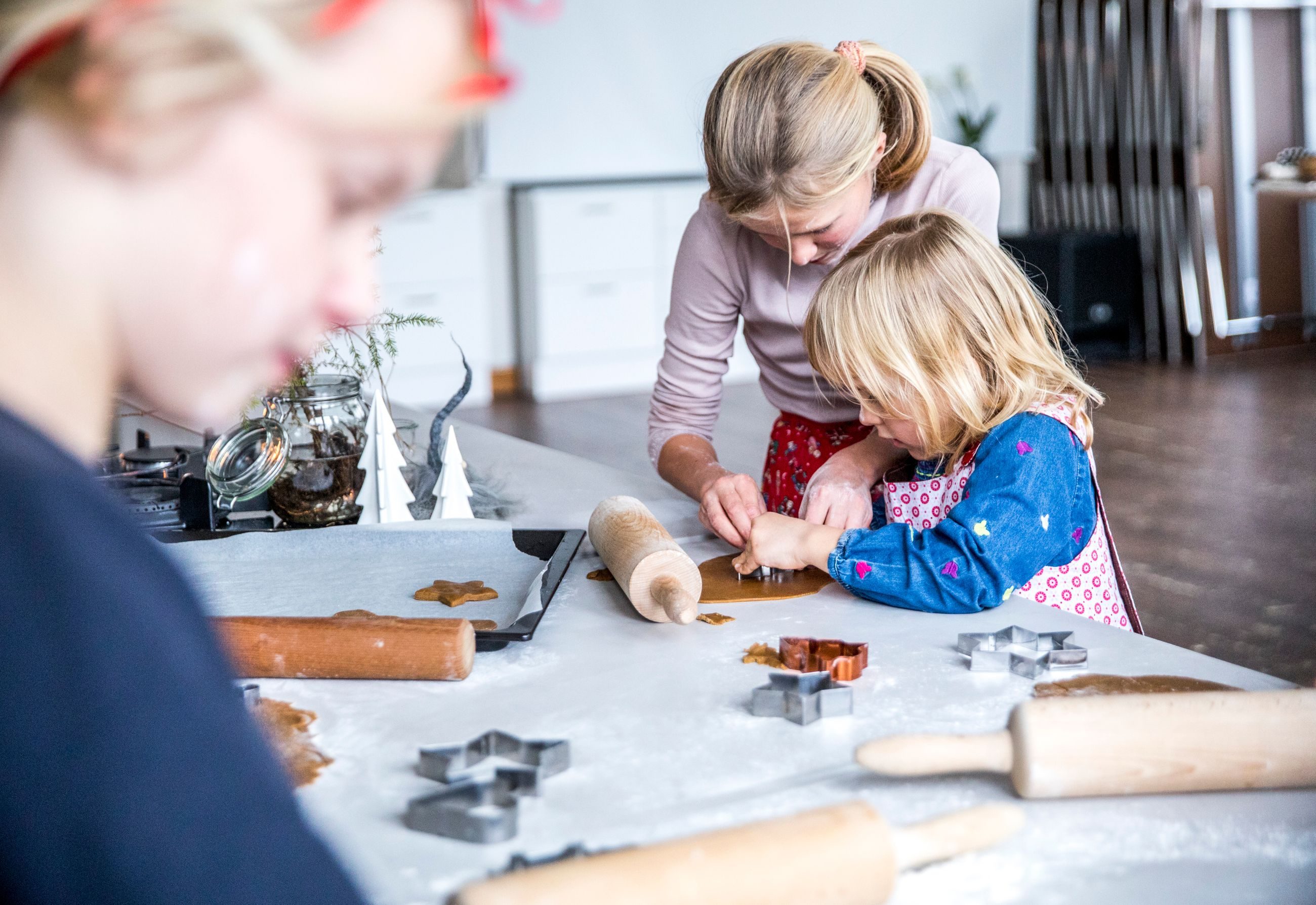 Å bake sammen til jul gjør at barna får mestringsfølelse