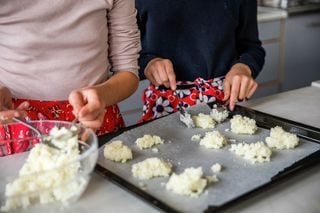 Bilde av barn som baker kokosmakroner
