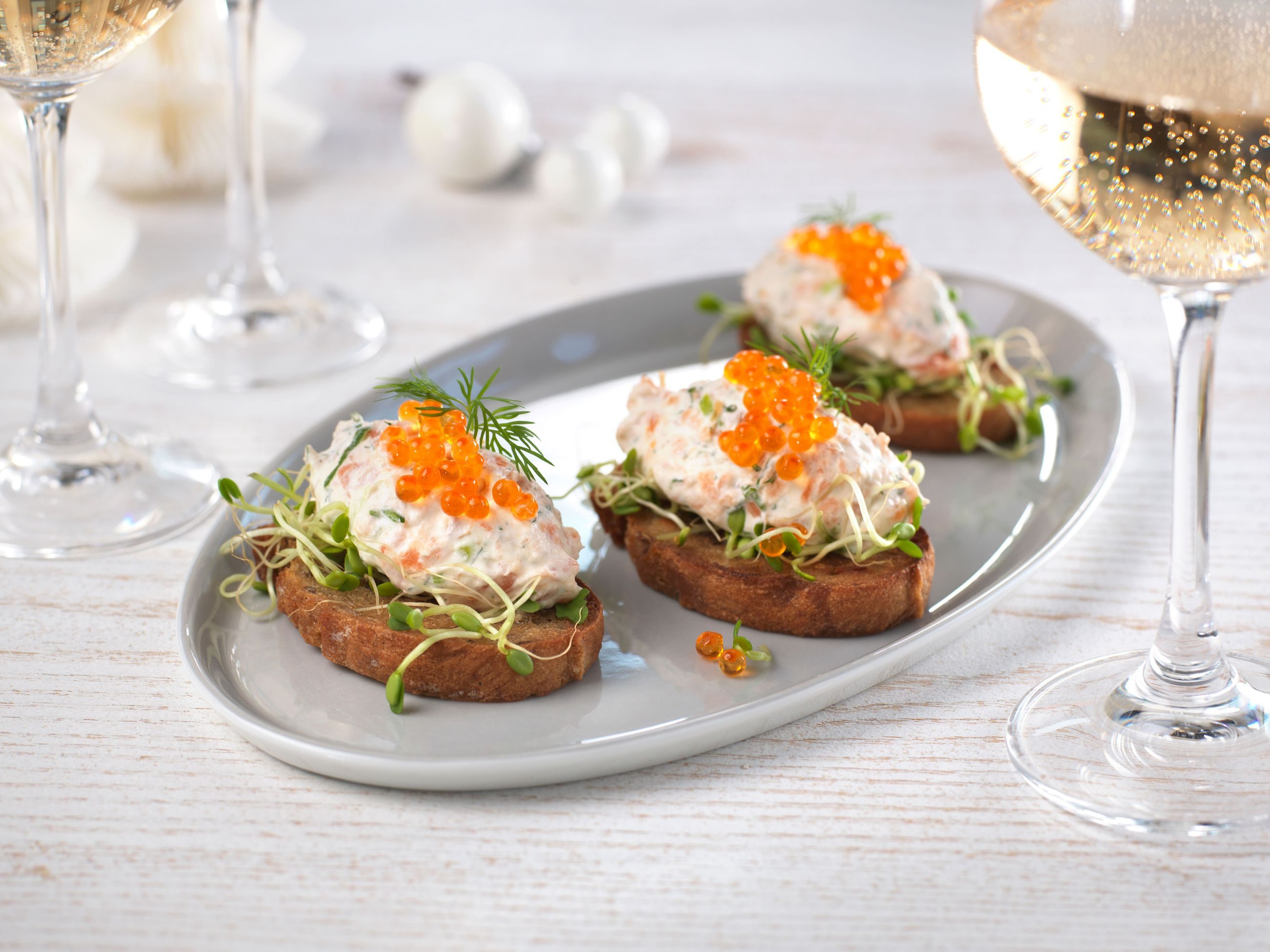 Bruschetta med røkelakskrem starter nyttårsmenyen