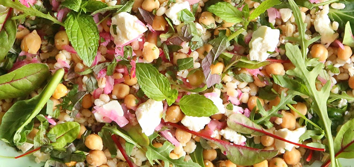 Byggrynssalat med feta og mynte er en sunn og fristende salat til sommerens piknik
