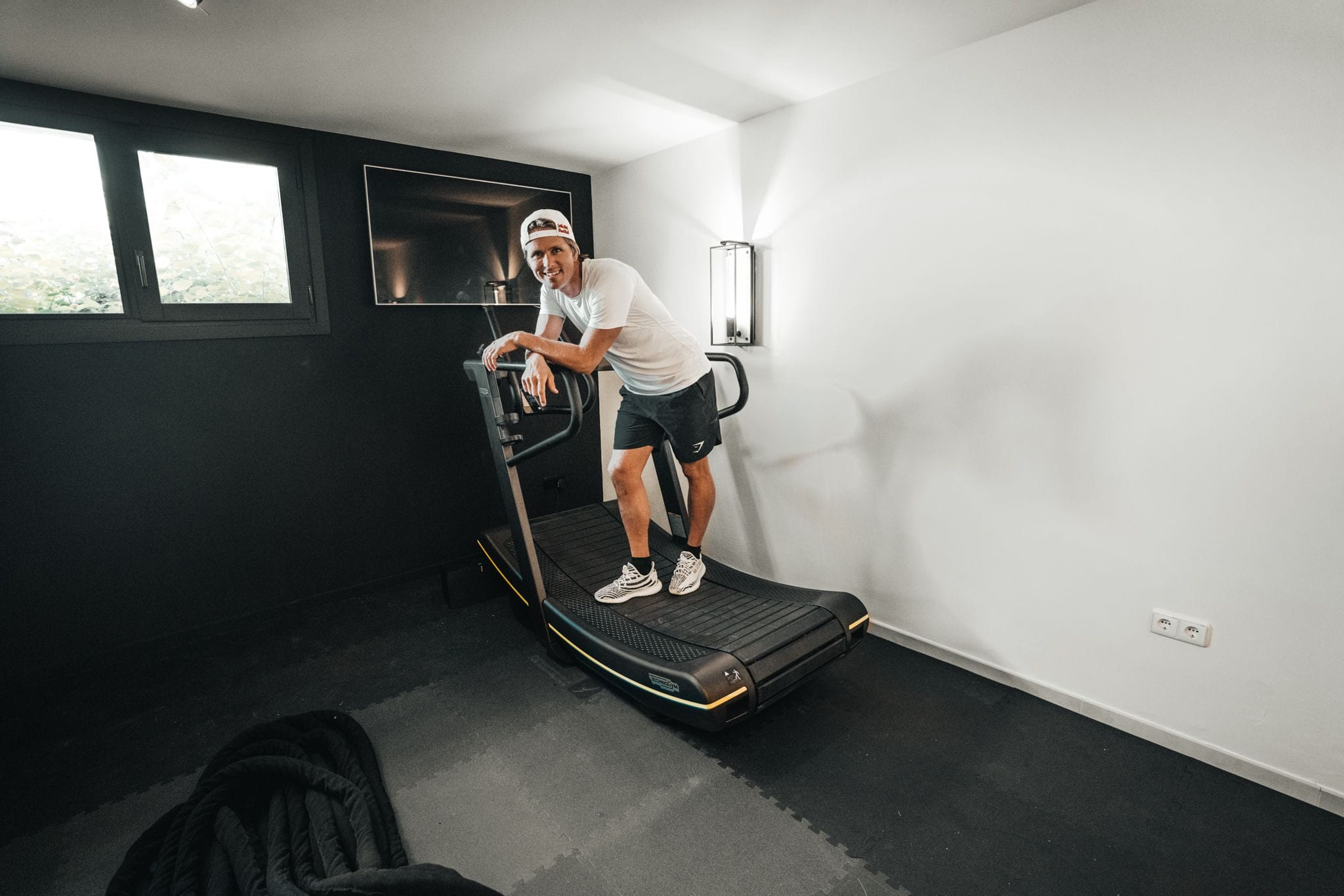 Svenske Youtubestjernen Jon Olsson Delér trener på Technogym utstyr
