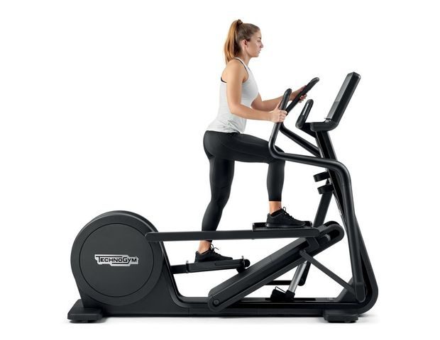 Technogym Artis Synchro crosstrainerissa voi nostaa ja laskea laitteen kulmaa pakaroiden ja alakehon harjoittelun monipuolistamiseksi