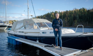 Cecilie Klem foran en båt på vannet