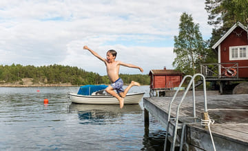 barn hopper fra brygge sommerferie norge