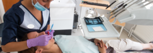 Tandundersökning hos tandläkare Rosa Ansari på Östermalm