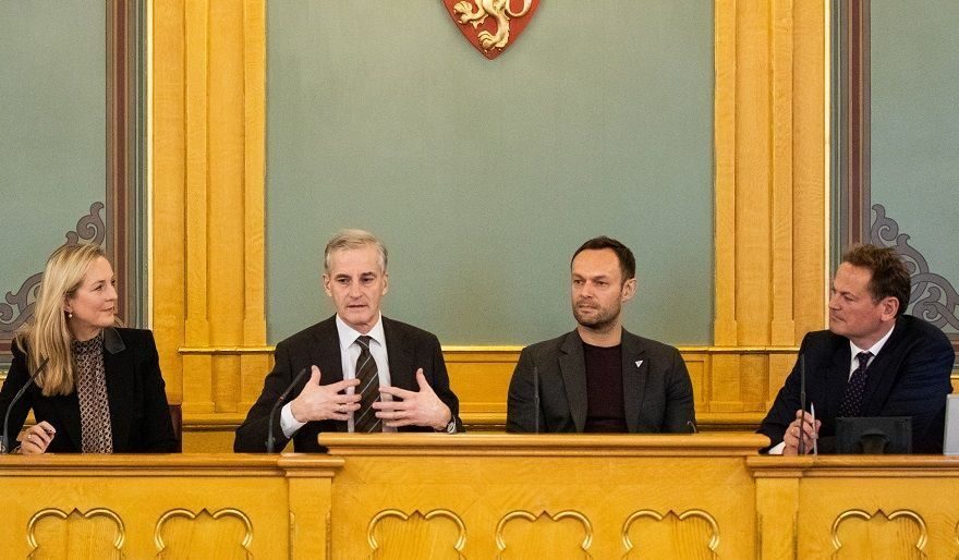 Debatt mellom Torill Eidsheim, Jonas Gahr Støre, og Torgeir Knag Fylkesnes, ledet av Tore Tennøe.