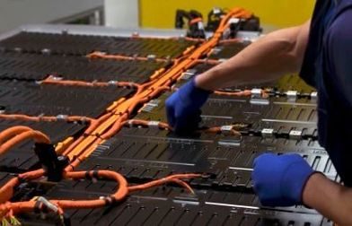 Bilde fra produksjon av batterier på fabrikk