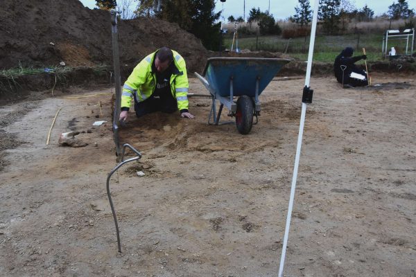 arkeologerna gräver och dokumenterar