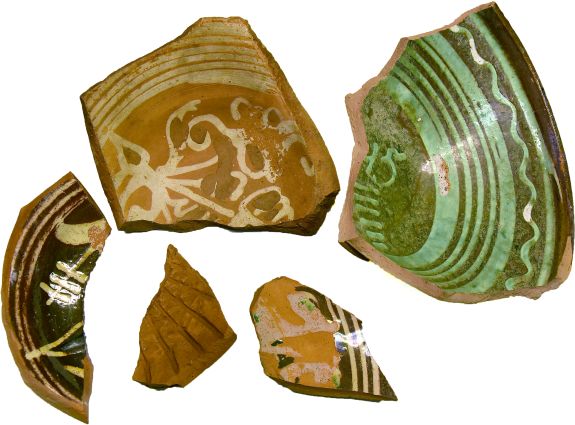 Bild 4. Fynd av keramik från 1600-talet.