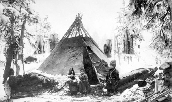 Vykort, samiskt läger på Hemsön. Fotograf Karl Stein.