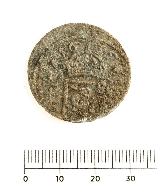 Bild 4. Kopparmynt från 1636. Mynten kommer att konserveras och när detta är klart kommer vi förhoppningsvis att lägga ut en uppdatering om hur resultatet blev.