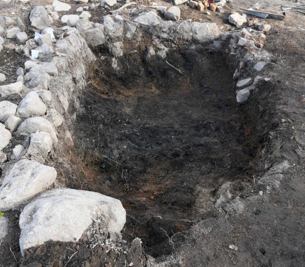 Bild 4. Här har arkeologerna grävt en bit ned i källaren och de fint lagda väggarna börjar synas. 