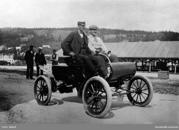 Direktör Zadig Hirschfeldt med Sundsvalls första bil