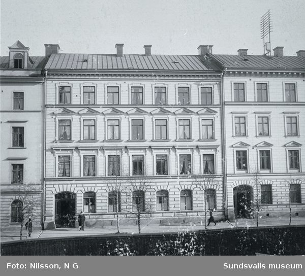 Ett av de så kallade "stockholmshusen" vid Nybrogatan 27.