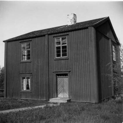 en svartvit bild på en träbyggnad