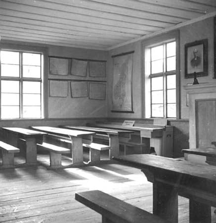 en svartvit bild på en gammal skolsal