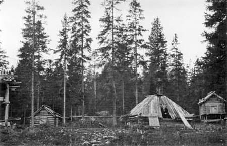 svartvitt fotografi på gamla timmerbyggnader