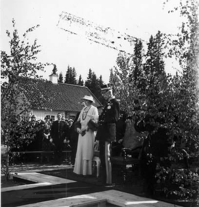 Kung Gustav V och drottning Victoria inviger Åvike herrgård 1935. I bakgrunden syns södra flygeln.
