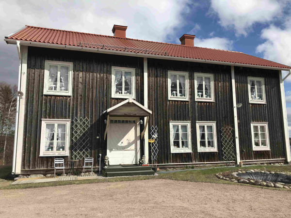 en gammal timmerbyggnad