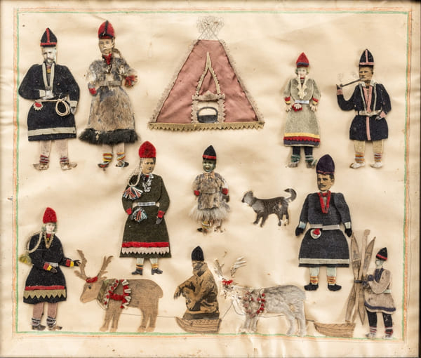 Collage av Sigrid Mårtensdotter. På collaget syns samer, renar, en hund och en kåta. Collaget är tillverkat av päls från möss, tyg och människohår. 